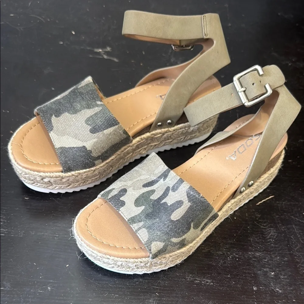 Soda Women's Camouflage Espadrille Sandals